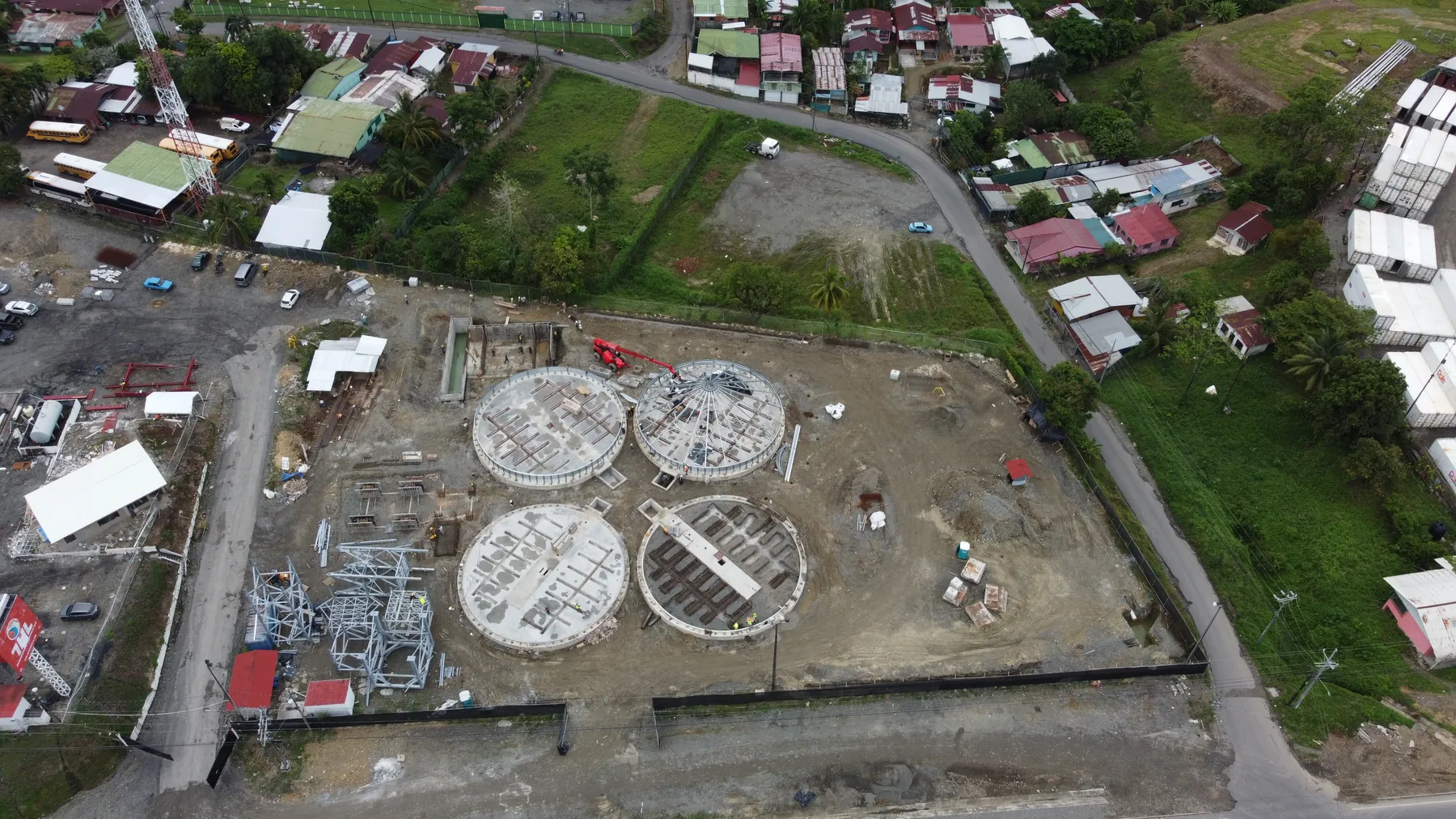Vista aérea de la construcción de Silos del Caribe en Villa del Mar, Limón