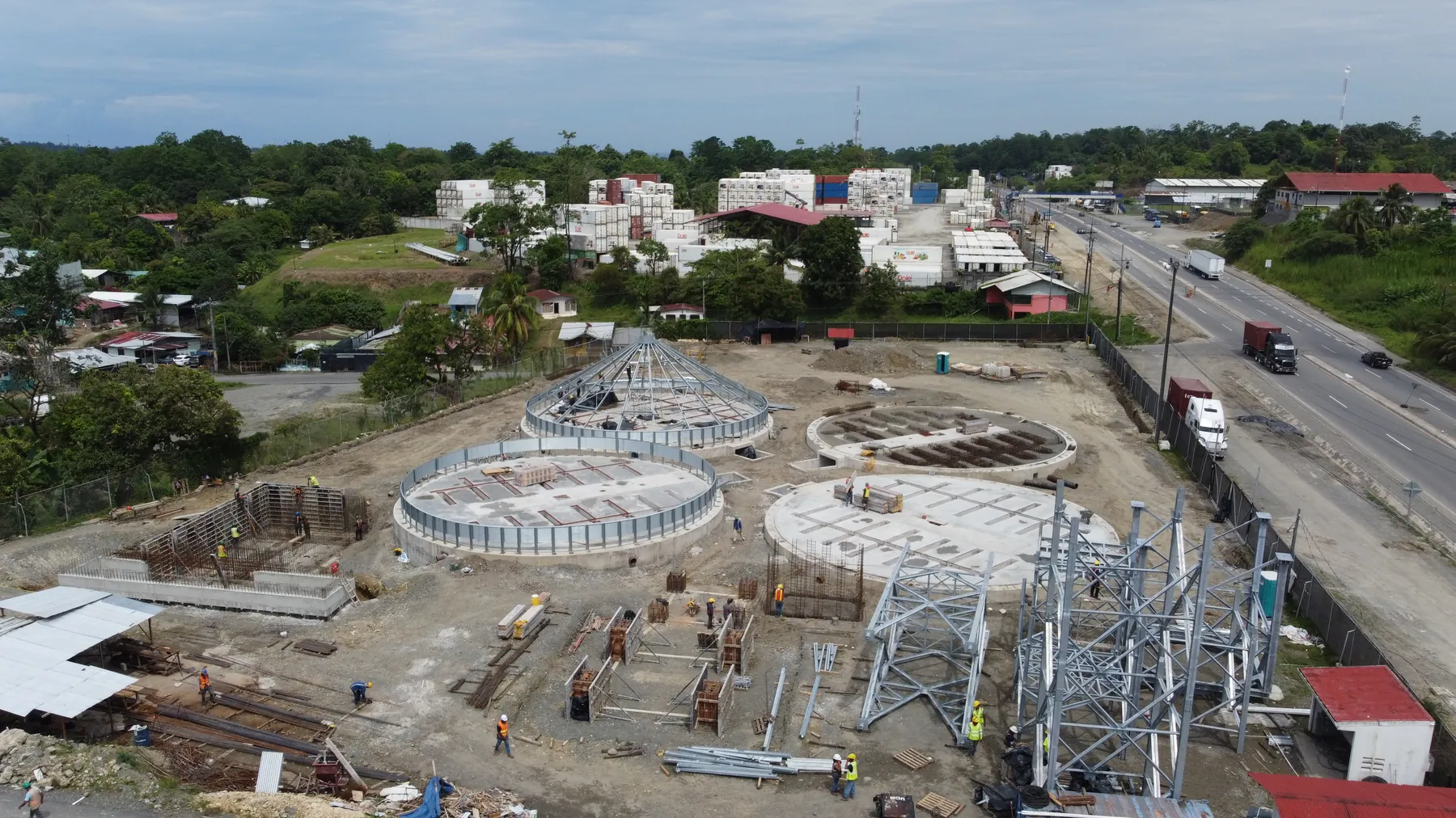 Montaje de estructuras de la terminal de granos, vista aérea