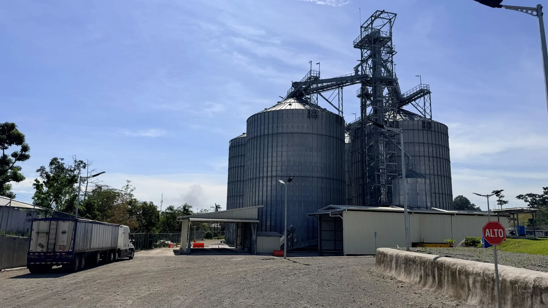 Terminal de granos Silos del Caribe en operación con camión granelero