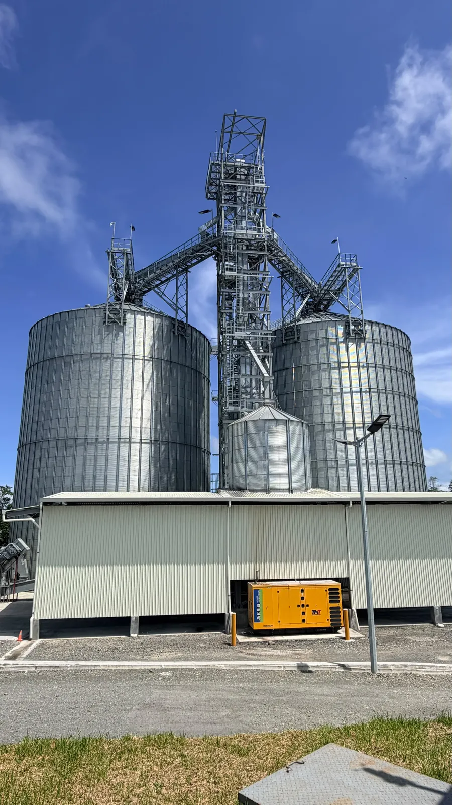 Silos de granos y torre de elevación bajo cielo despejado