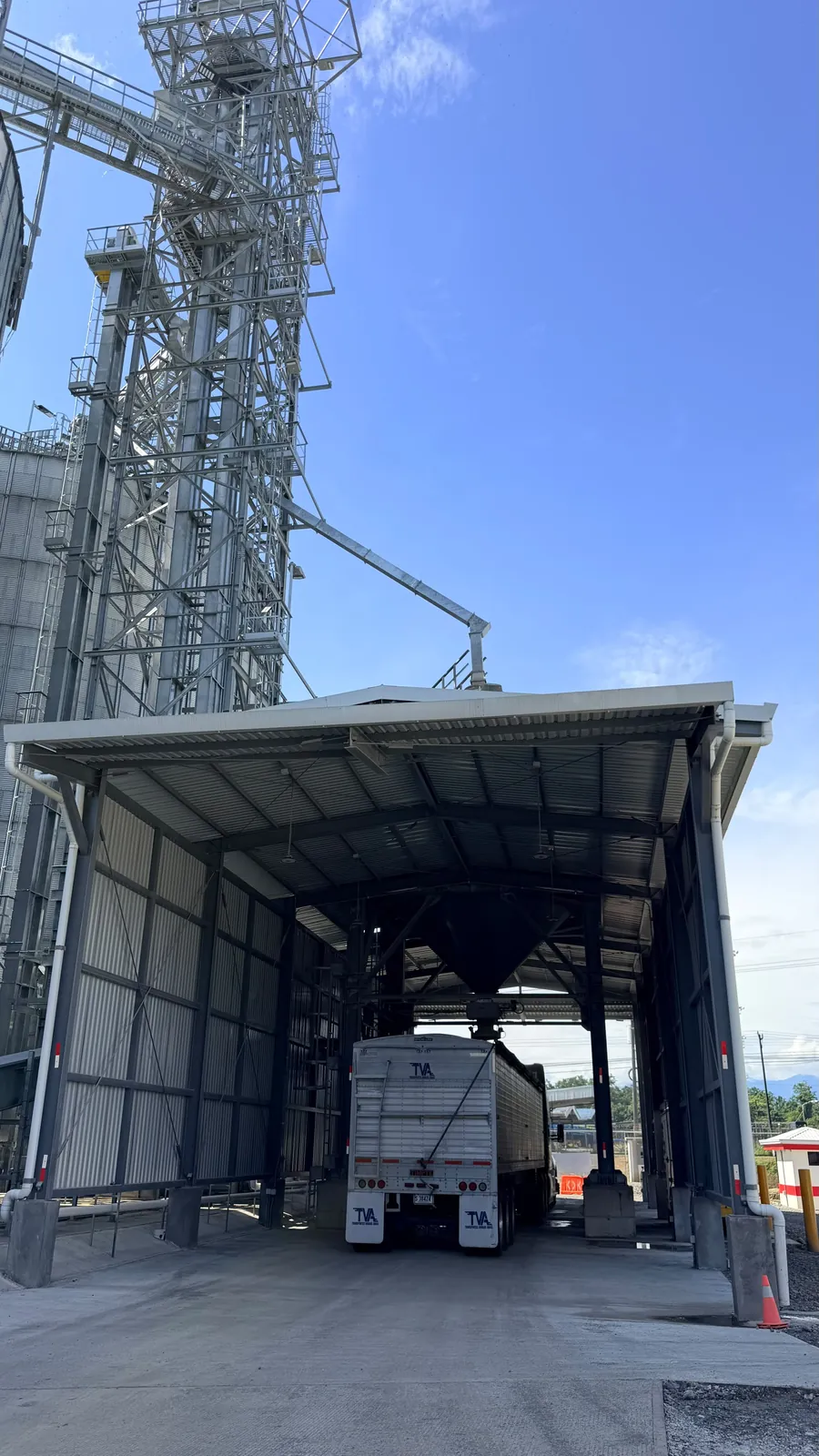 Camión granelero en la zona de carga de la terminal